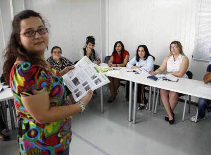 Varias alumnas y un alumno, junto a la profesora, Ana Curra, durante una clase sobre el código de circulación en Mos.