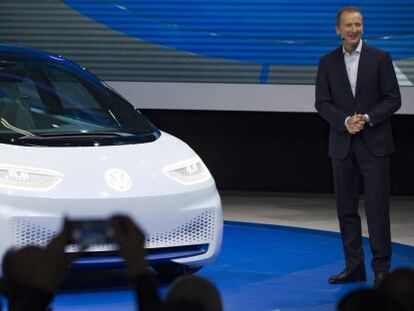 El presidente del consejo de Volkswagen, Herbert Diess, presenta el nuevo coche el&eacute;ctrico Volkswagen I.D. en el Sal&oacute;n del autom&oacute;vil de Par&iacute;s.