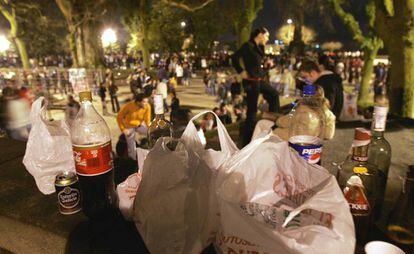 Miles de jóvenes participaron en un 'macrobotellón' prohibido en el parque de la Alameda de Santiago.