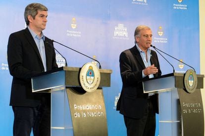 El jefe de Gabinete argentino, Marcos Peña, y el ministro de Comunicaciones, Óscar Aguad, en rueda de prensa.