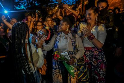 En consonancia con su peinado ensortijado, Márquez ha decidido no matizar su acento, y usar vestidos de faldas amplias, tipo pollera, abajo de la rodilla, con telas ‘kente’, tejidos que evocan los canastos de los recolectores africanos, típicas de Ghana.