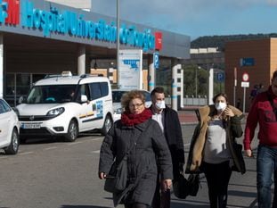 Ciudadanos saliendo del hospital de Torrejón, en Madrid, el pasado 3 de marzo.