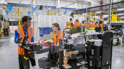 Trabajadores del centro logístico de Amazon en Zaragoza, el pasado mayo.