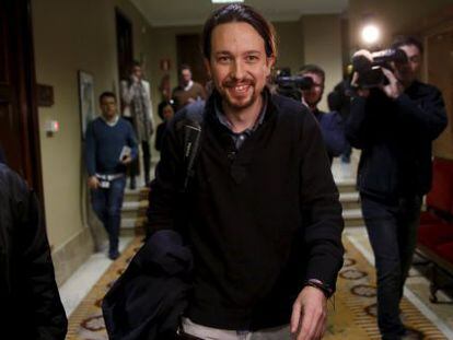 El l&iacute;der de Podemos, Pablo Iglesias, en los pasillos del Congreso.