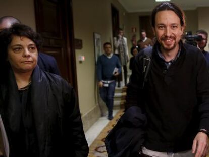 El l&iacute;der de Podemos, Pablo Iglesias, en los pasillos del Congreso.