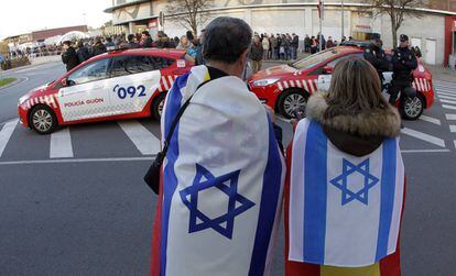 Dos aficionados con las banderas de Espa&ntilde;a y de Israel.