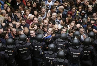 Agentes antidisturbios de la Policía Nacional forman un cordón en un colegio de Barcelona durante el referéndum ilegal del 1 de octubre de 2017.