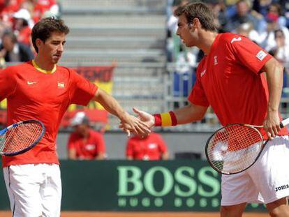 Marc López y Marcel Granollers celebran un punto.