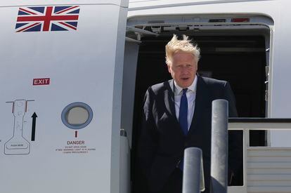 Boris Johnson, primer ministro del Reino Unido, baja del avión en la base aérea de Torrejón de Ardoz, en Madrid, este martes. 