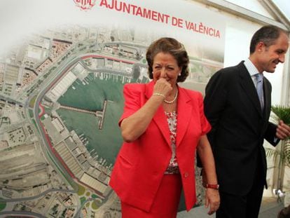 Rita Barber&aacute; y Francisco Camps en la inauguraci&oacute;n de la obra del circuito urbano de Valencia en octubre de 2007.