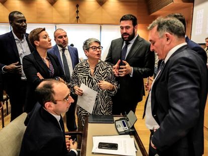 María Carvalho, de ERC, en el centro, discute en el Congreso con Enrique Santiago, de IU, a la derecha, por la reforma de la ley mordaza, en la comisión de Interior del Congreso de los Diputados.