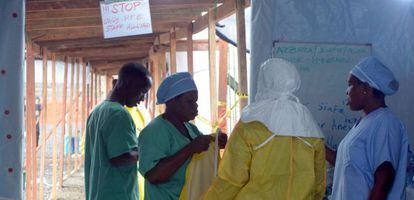 Miembros de M&eacute;dicos sin Fronteras en el hospital Elwa de Monrovia.