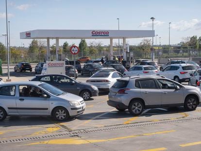 Colas de vehículos este viernes en una gasolinera de Sevilla.