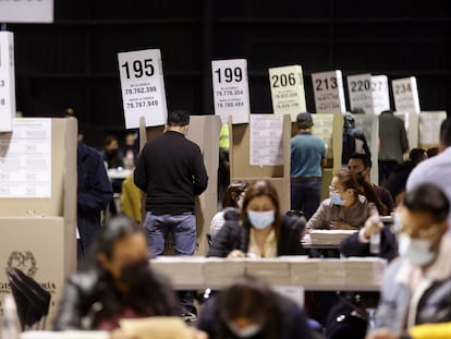 Un grupo de ciudadanos ejercen su derecho al voto en Corferias, uno de los principales puestos de votación en Bogotá (Colombia). EFE/ Mauricio Dueñas Castañeda