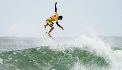 El brasileño Felipe Toledo participa en el torneo de surf de Quicksilver, en Australia.
