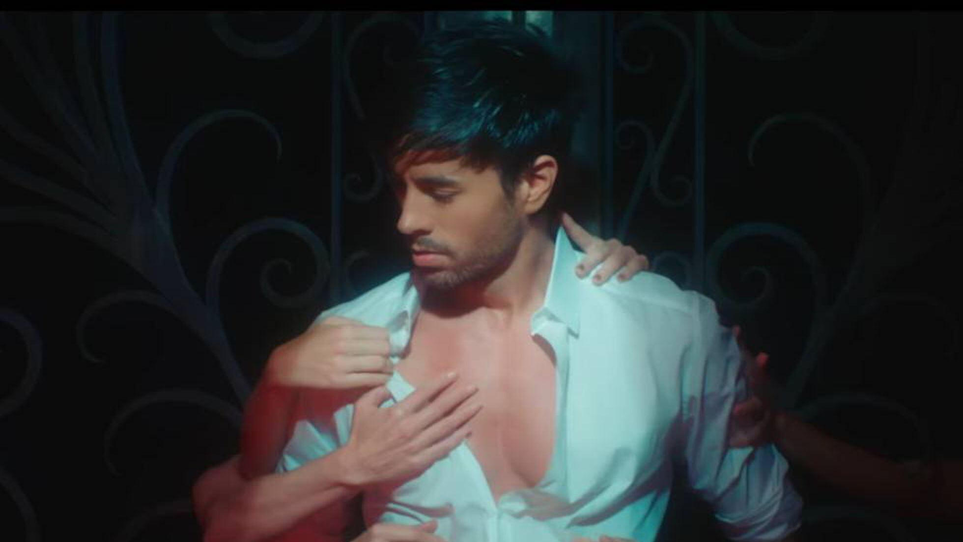 Ocho cosas que chirrían a la gente del vídeo de 'El baño', el último éxito  de Enrique Iglesias | ICON | EL PAÍS