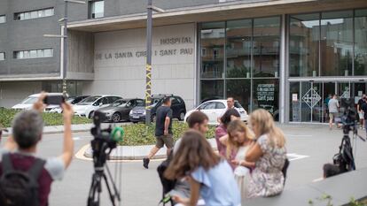 Un grupo de periodistas monta guardia ante el Hospital de Sant Pau de Barcelona donde se halla ingresado Jordi Pujol.
