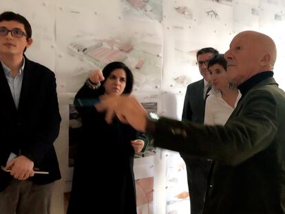 Sir Norman Foster analiza el proyecto de Bodegas Faustino y Foster+Partners flanqueado por Carmen y Lourdes Martínez Zabala (presidenta y consejera delegada de Familia Martínez Zabala).