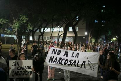 Manifestación de vecinos frente a la Narcosala Baluard. 