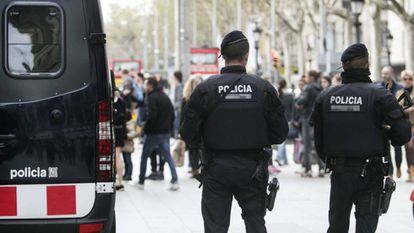 Una pareja de Mossos d&#039;Esquadra.