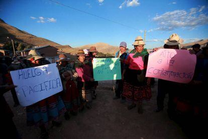 Habitantes de la zona de Las bambas durante una protesta contra los proyectos mineros en Perú.
