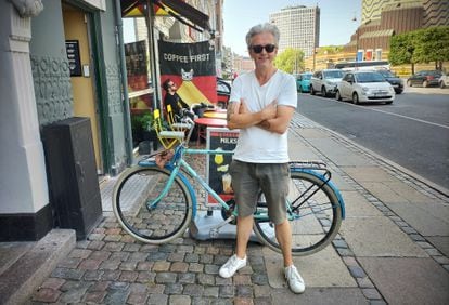 Mikael Colville-Andersen, creador de Copenhagenize, en la capital danesa junto a su bicicleta. 