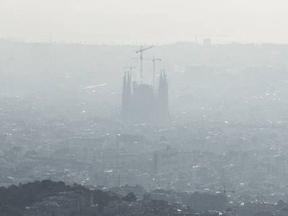 Panoràmica de Barcelona envoltada d'un núvol de contaminació