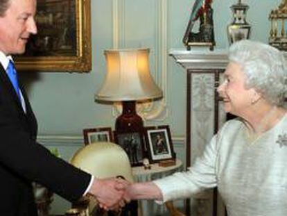 David Cameron junto con la reina Isabel II