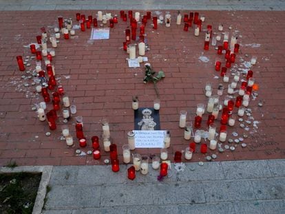 Velas formadas en forma de corazón en memoria de Julen, en Málaga.