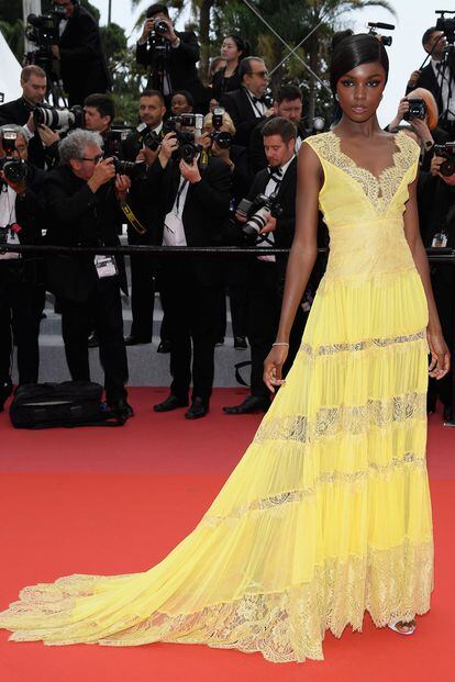 La modelo británica Leomie Anderson puso la nota de color a la noche con un diseño amarillo de Twinset.
