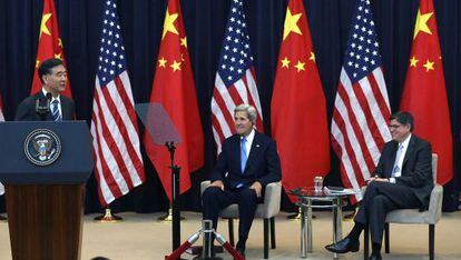 Los secretarios de Estado y del Tesoro de EE UU escuchan al consejero de Estado chino.