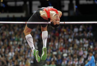 El alemán Reinhold Boetzel compite durante la final de salto de altura.