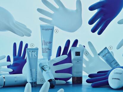 <p><b>1. Sisleÿa L’Intégral Anti-Âge Mains, de Sisley.</b><p/> Aporta una acción completa antiedad para rejuvenecer y proteger las manos. 118 euros. <p><b>2. Re-Plasty Age Recovery Manos, Cuello y Escote, de Helena Rubinstein.</b><p/> Combate arrugas, manchas y pérdida de firmeza. 73,50 euros. <p><b>3. Bamboo Hand Treatment, de Khoi.</b><p/> Contiene extracto de bambú, que reafirma y reestructura, y manteca de karité y aloe vera nutritivos. 13,95 euros. <p><b>4. Crème Jeunesse des Mains, de Clarins.</b><p/>Suaviza, protege e hidrata la piel; actúa sobre las manchas y fortalece las uñas. 23,50 euros. <p><b>5. Recovery Hand Balm, de la colección The Ritual of Sakura, de Rituals.</b><p/> Con más de un 95% de ingredientes naturales suavizantes y nutritivos. 9,90 euros. <p><b>6. Crema de manos antimanchas Vinoperfect, de Caudalie.</b><p/> Con peonía blanca, que difumina las manchas oscuras. 9,50 euros. <p><b>7. La Crème Main Texture Riche, de Chanel.</b><p/>Enriquecida con bálsamo de karité ultranutritivo y de textura que se absorbe rápidamente. 49 euros.