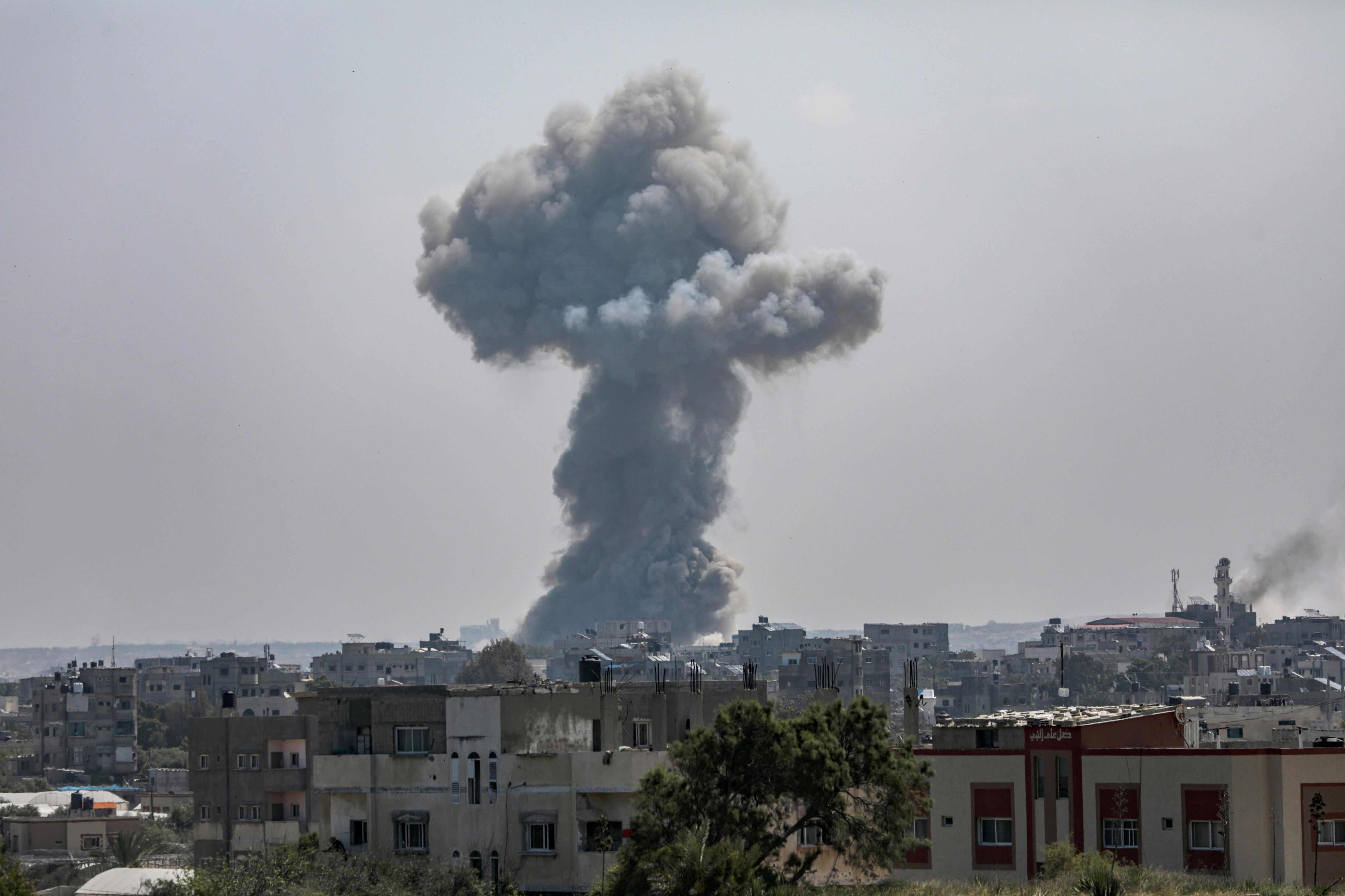Gaza , 12/04/2024.- El humo de una explosión se eleva durante una operación militar israelí en el campo de refugiados de Al Nusairat, al sur de la ciudad de Gaza, este veirnes. Más de 33.500 palestinos y más de 1.450 israelíes han muerto, según el Ministerio de Salud palestino y las Fuerzas de Defensa de Israel (FDI) durante el presente coflicto.-EFE/MOHAMMED SABER