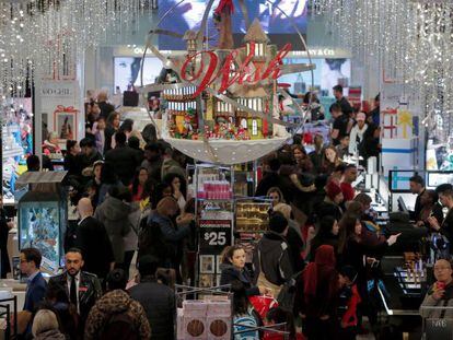 Gente de compras durante la jornada del Black Friday en Manhattan, Nueva York.