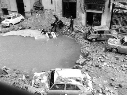 Socavón que dejó el atentado contra el almirante Luis Carrero Blanco, en la calle Claudio Coello de Madrid, el 20 de diciembre de 1973.