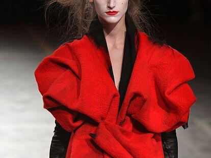 Modelo del desfile de Yohji Yamamoto.