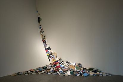 <i>Contemporáneos</i> (2000), instalación de la artista Alicia Martín, incluida en la exposición <i>La fuerza de la palabra</i>.
