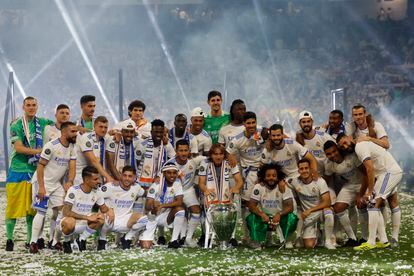 Los jugadores del Real Madrid posan en una foto de familia durante las celebraciones en el Bernabéu. 