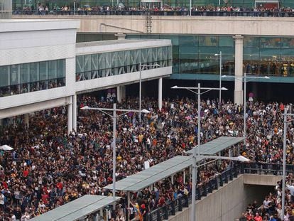Miles de personas se agolpan ante el Aeropuerto del Prat después de que la plataforma Tsunami Democràtic haya llamado a paralizar la actividad del aeropuerto, el 14 de octubre de 2019.