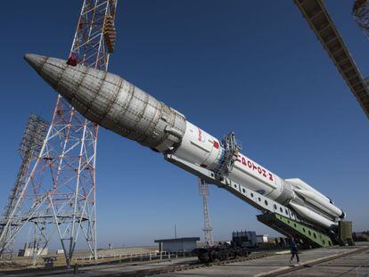 Preparaci&oacute;n del cohete ruso Proton en el que el lunes se lanzar&aacute; ExoMars 2016 desde Baikonur, en Kazajist&aacute;n.