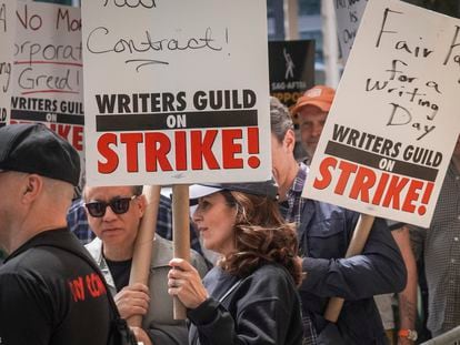 Protesta de guionistas de Hollywood en huelga.
