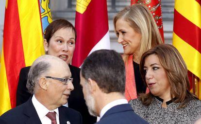 El rey Felipe VI, junto a Cristóbal Montoro, Susana Díaz ,, Uxue Barkos y Cristina Cifuentes, momentos antes de posar en la foto de la VI Conferencia de Presidentes.