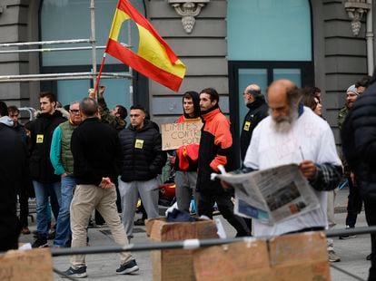 Manifestantes en la carrera de San Jerónimo frente al Congreso de los Diputados.