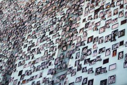 Pared central del Museo de la Memoria, en Santiago de Chile, con fotografías de los desaparecidos.