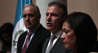 De izquierda a derecha, Juan Carlos Pa&iacute;z, Sergio de la Torre y Cynthia del &Aacute;guila, quienes presentaron su renuncia al Gobierno de Guatemala el pasado 22 de agosto. 