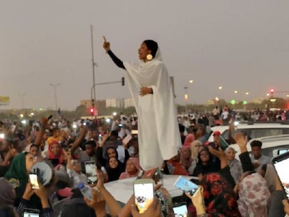 La famosa foto de Alaa Salah subida a un coche durante la revuelta, la foto que dio la vuelta al mundo.