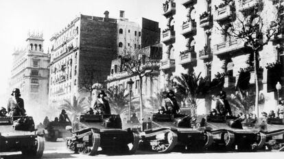 Desfilada de la victòria de les tropes franquistes el 26 de febrer de 1939 a Barcelona, just un mes després de l’entrada a la ciutat. Oficialment, la guerra acabava a Catalunya.