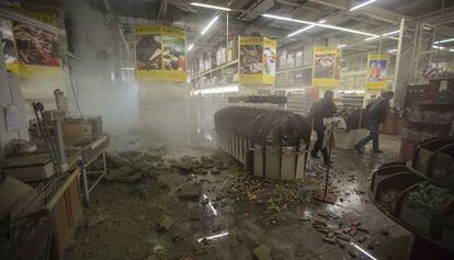 El centro comercial Amstor de Donetsk tras los bombardeos.