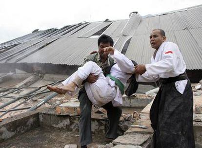 Un herido es transportado fuera de un edificio universitario en Padang después de que éste se derrumbara como consecuencia del terremoto.